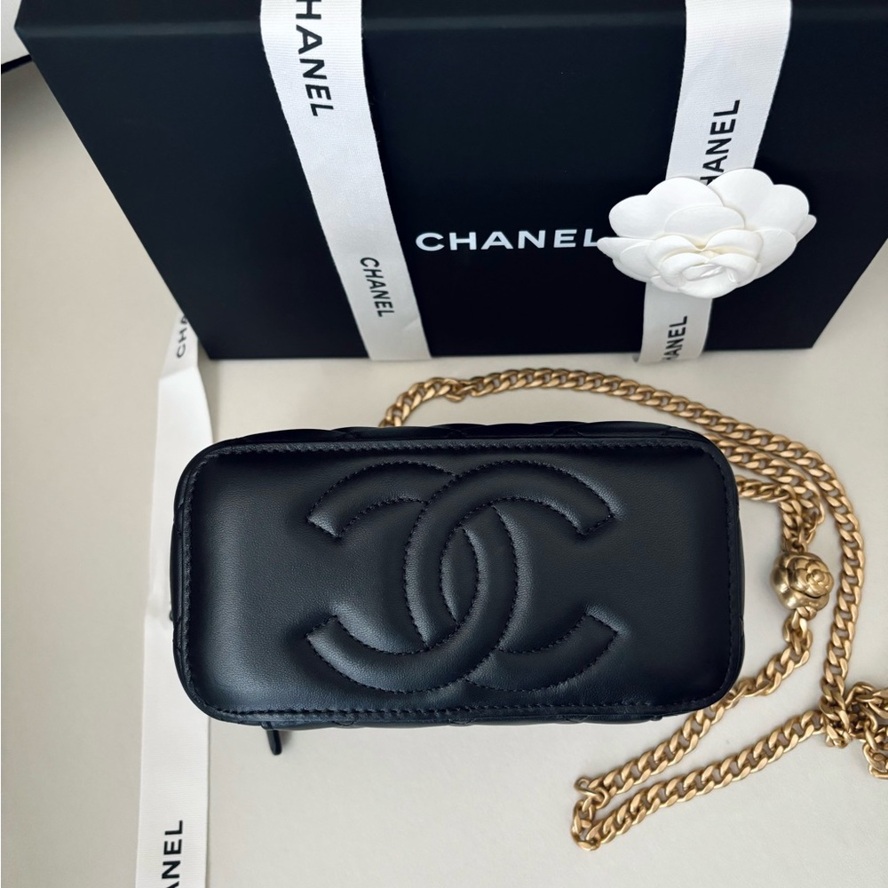 CHANEL Vanity case with Chain 🔥RARE🔥 - Picture 4 of 11